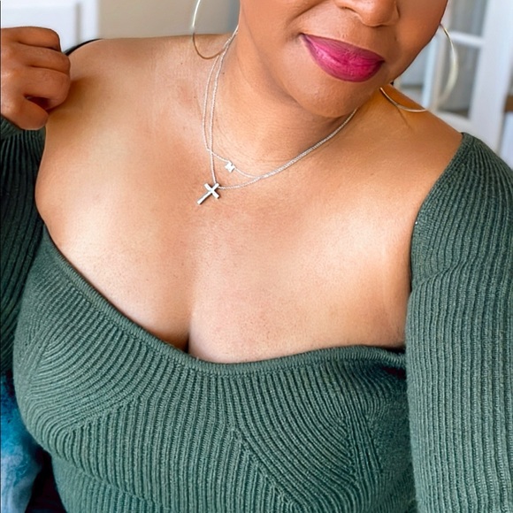 Beautiful Off-shoulder Sweater Top -Like New - Picture 3 of 4